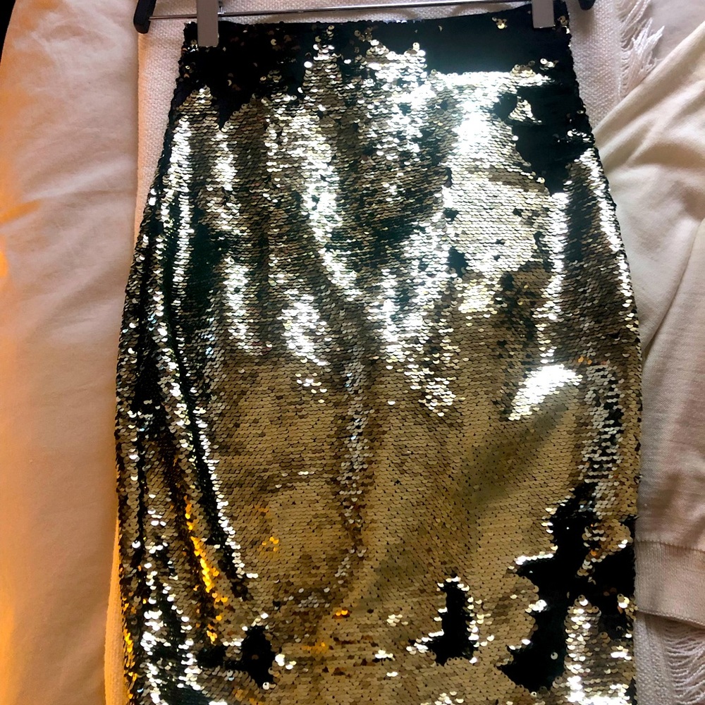 Size 2 H &M Gold and Black Sequin Skirt.